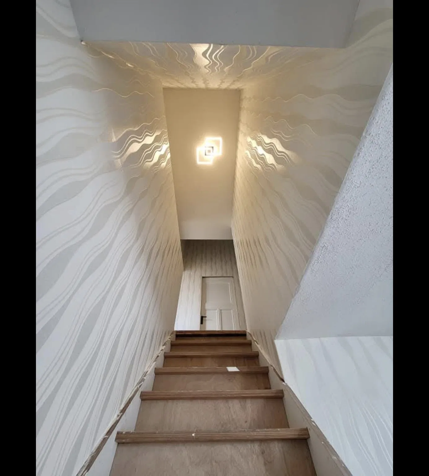 Eindresultaat — luxe patroonbehang in complexe trapopgang