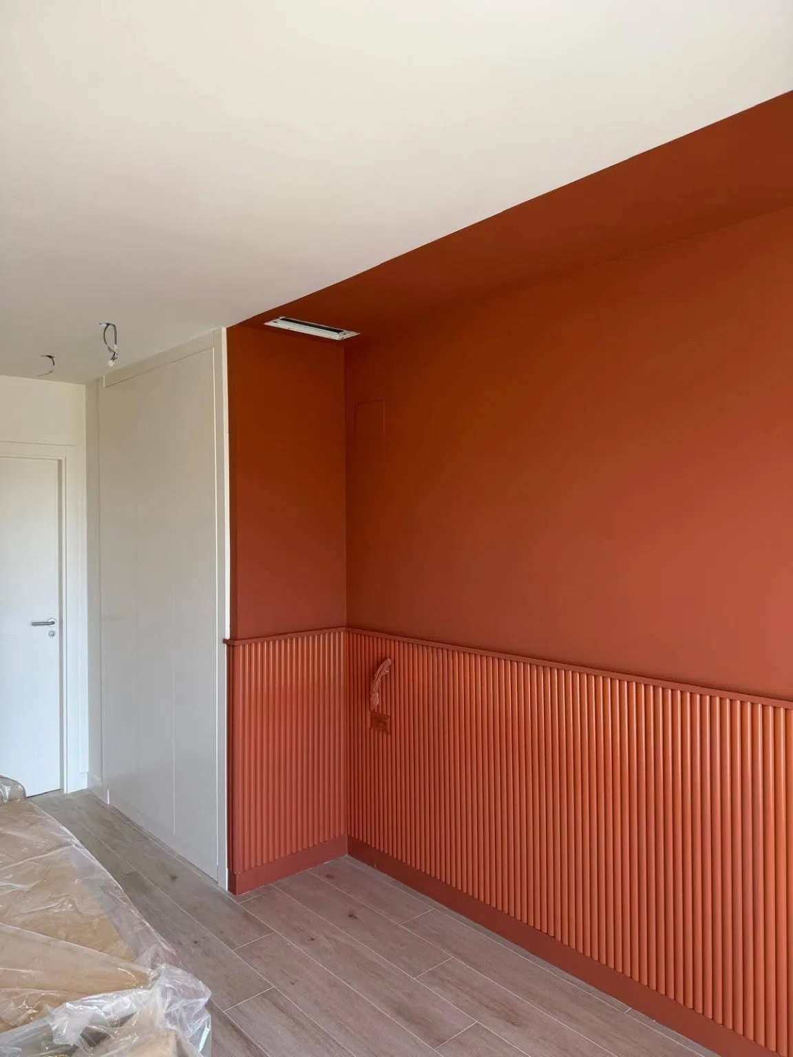 Krachtige kleurstelling — terracotta wandafwerking