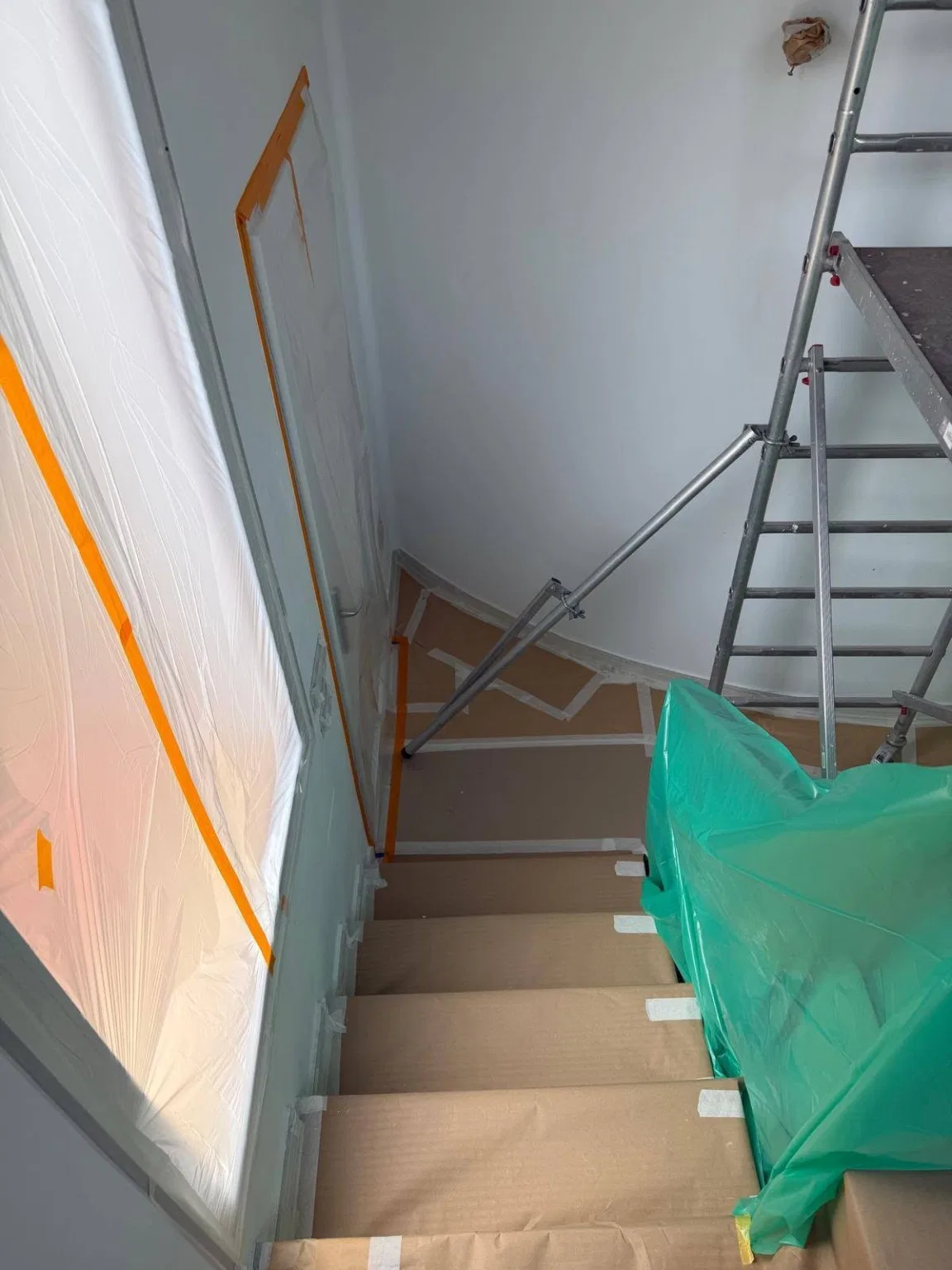 Trap — zorgvuldig afgeplakt voor strak schilderwerk