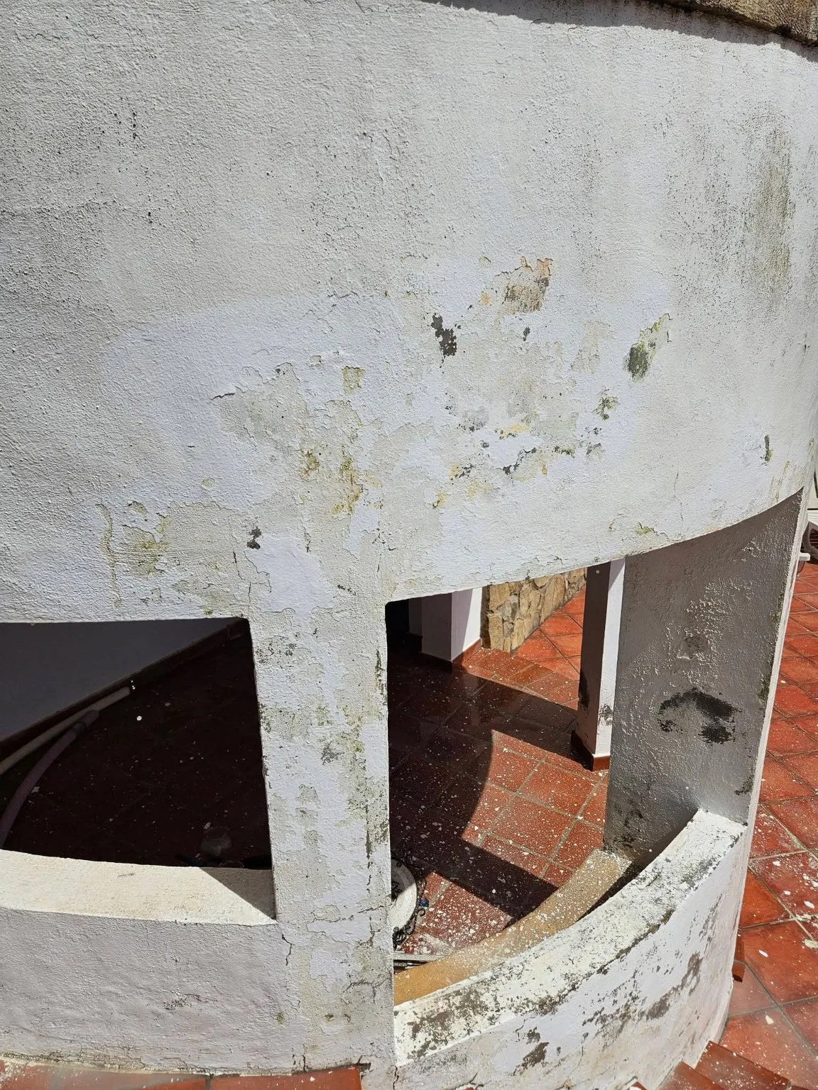 Villa — detail van beschadigde en loszittende bestaande verflagen