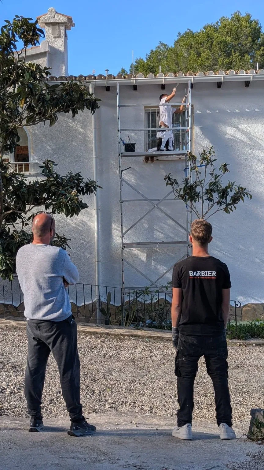 Werk in uitvoering — professioneel buitenschilderwerk op steiger