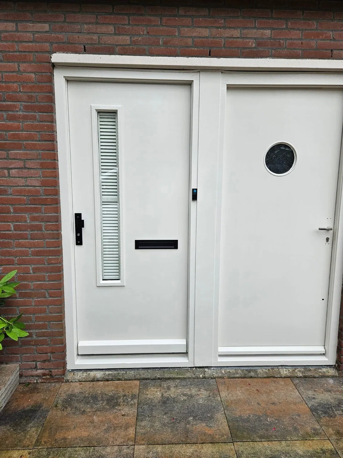 Dubbele houten deuren — volledig vernieuwde afwerking