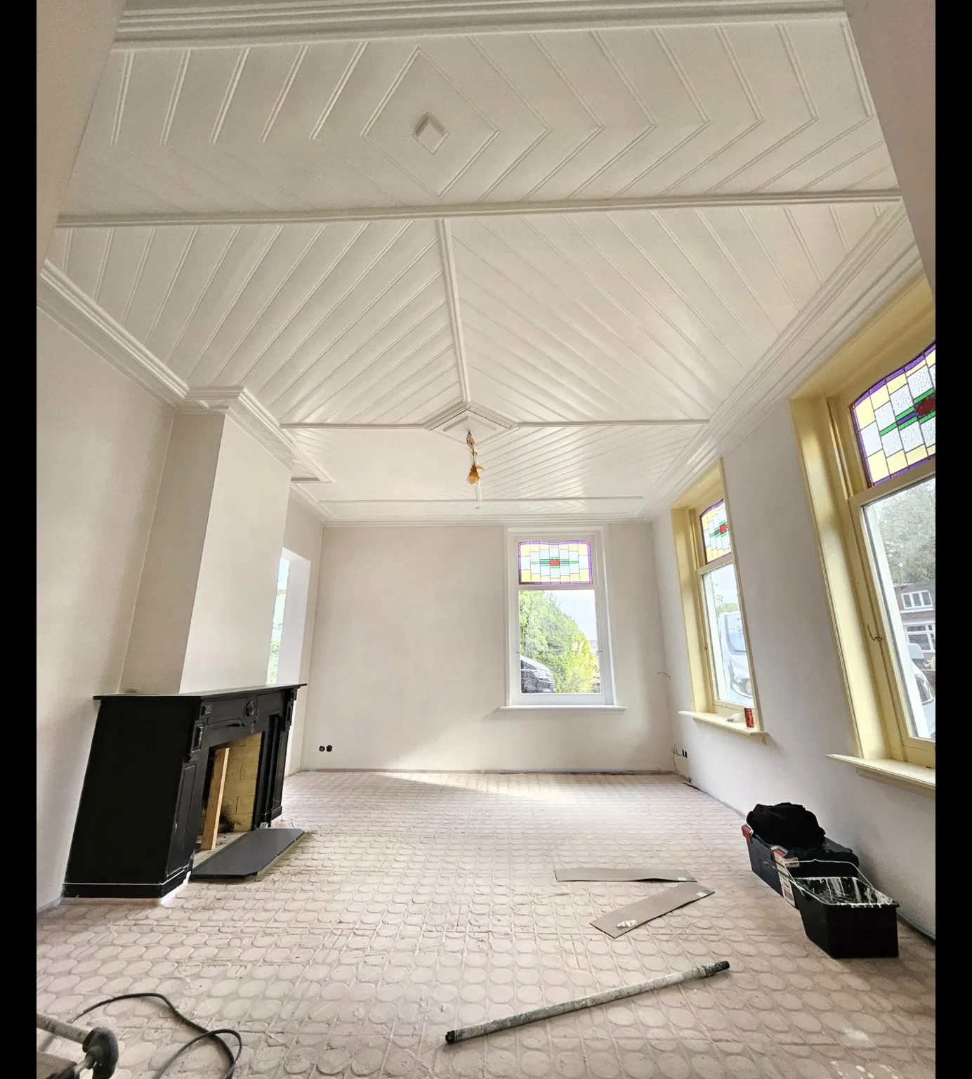 Klassiek houten plafond — voorbereid voor afwerking