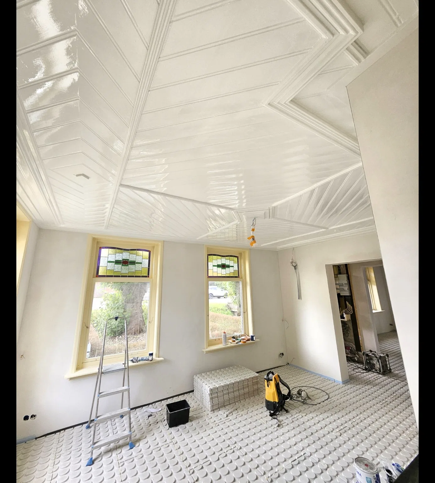 Klassiek houten plafond — hoogglanzend eindresultaat