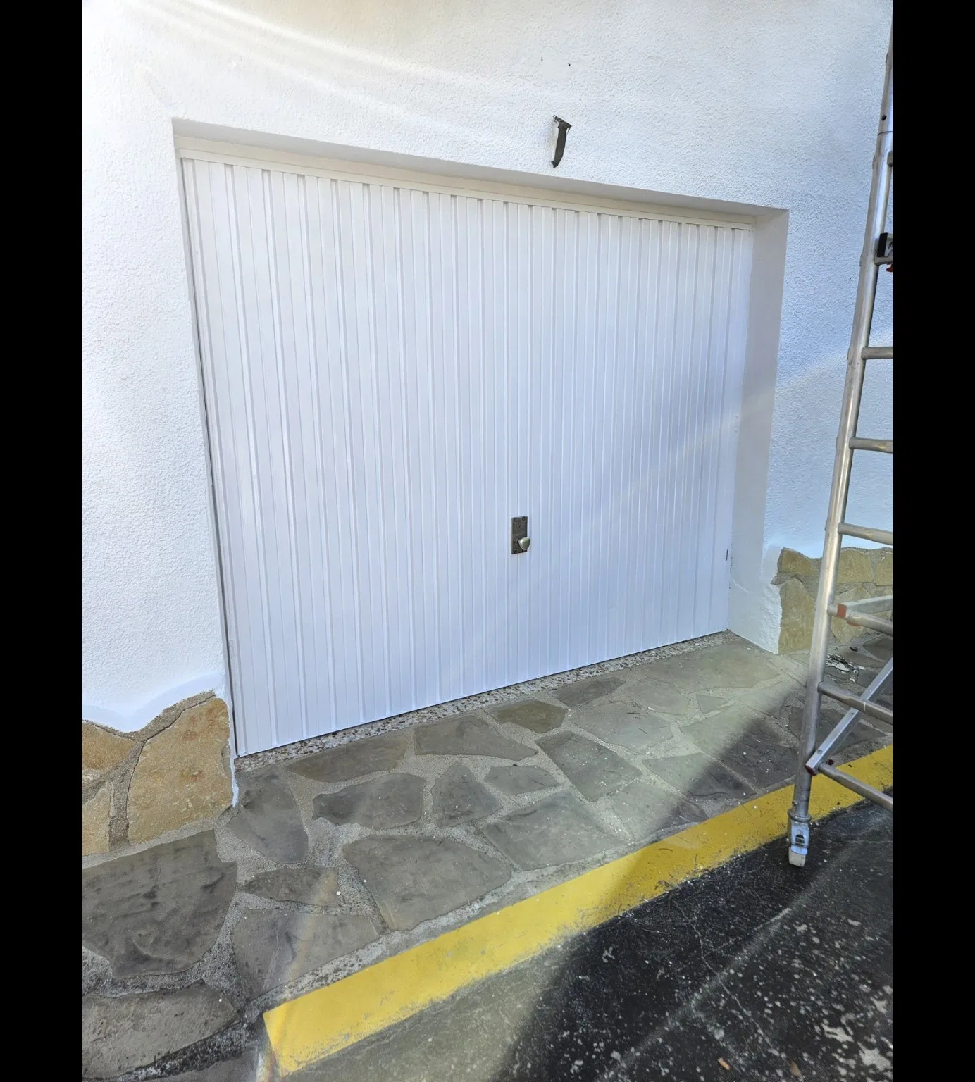 Garagepoort — vernieuwde afwerking