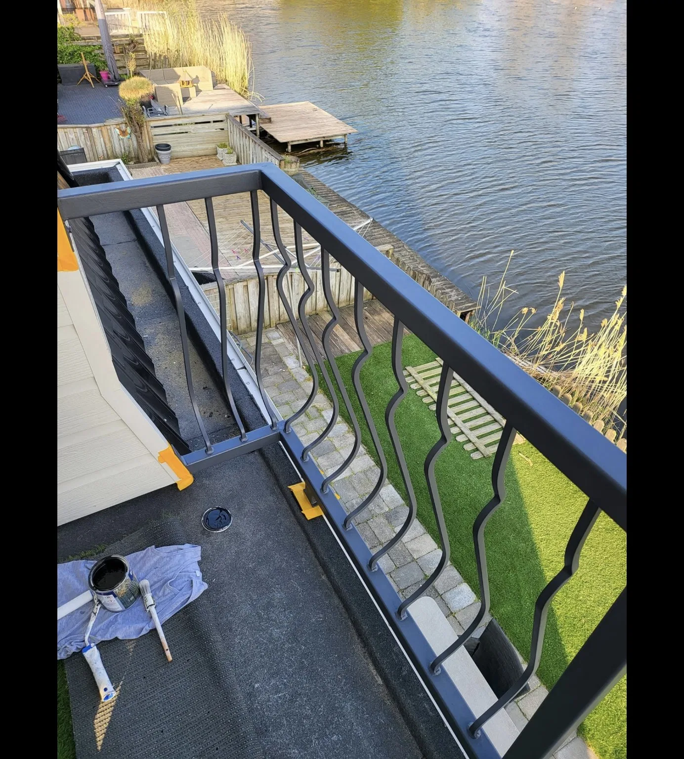 Zwart sierhek — in grijze grondverf